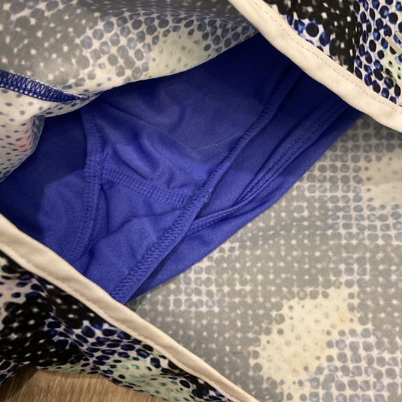 Excellent condition New Balance women’s size M print multi color shorts - Picture 6 of 7